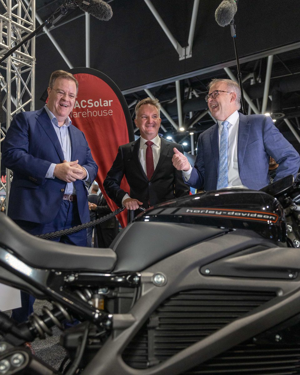 AlboMP's tweet photo. The future is on display at Sydney’s Smart Energy Council Exposition. It was great to meet some of the incredible people behind it with @Bowenchris today.
Australians are innovative, they need a government that stands with them and shapes the future. https://t.co/M9hiNBNMHw