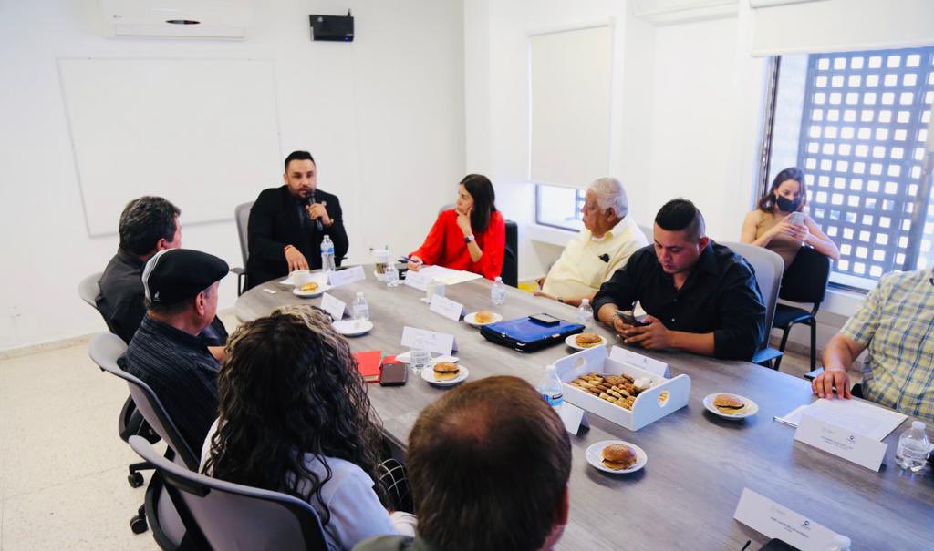 Hoy, atendiendo una invitación de la titular de la <a href="/StQro/">ST_QRO</a>  Liliana San Martín Casillo, hablamos con gremios de diversos sectores sobre los resultados y proyectos que tiene la @sscqro además, acordamos hacer equipo para la seguridad de las y los trabajadores de Querétaro
