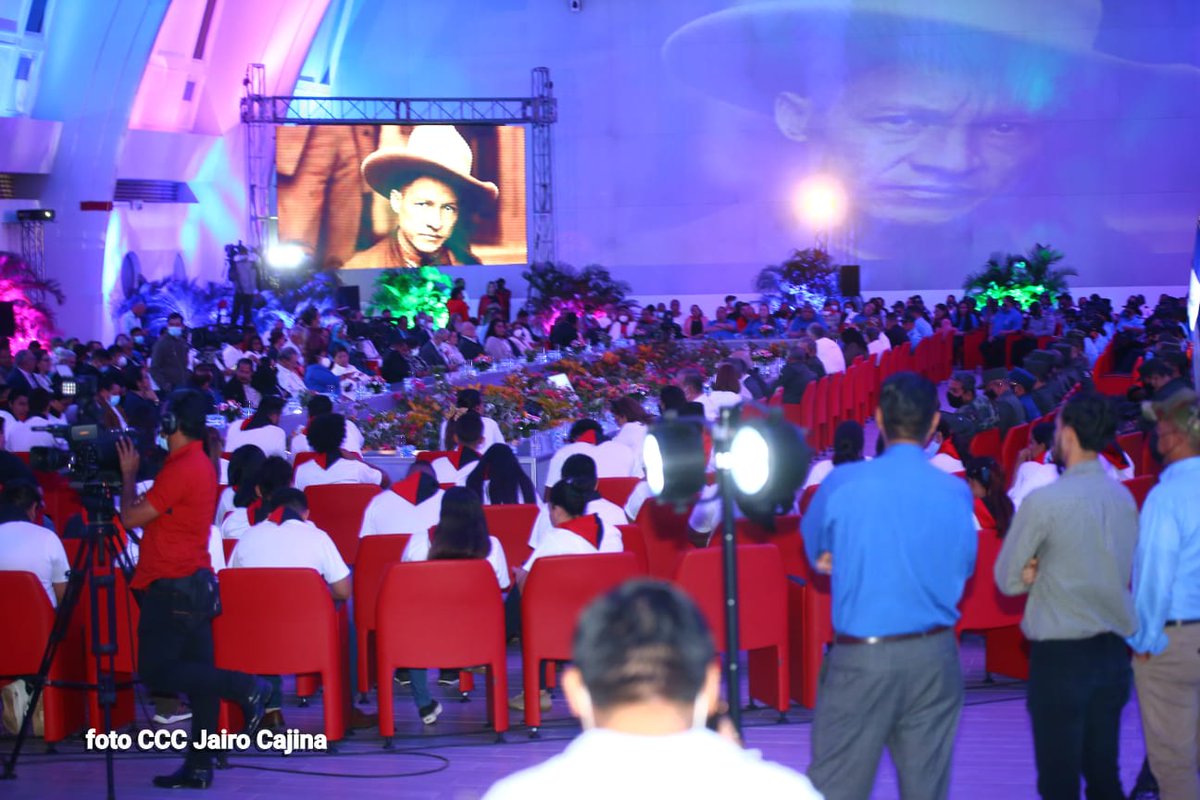 Ocampo4Flavela's tweet photo. ❗#SandinoLuzVidaYVerdad || 🤛🔴⚫🤜
El Presidente Comandante Daniel Ortega y la Vicepresidenta Compañera Rosario Murillo, presiden el acto de conmemoración del Día de la Dignidad Nacional, fecha instituida en homenaje al General Sandino. 
 
#SandinoLuzVidayVerdad https://t.co/LFaQIuQakH