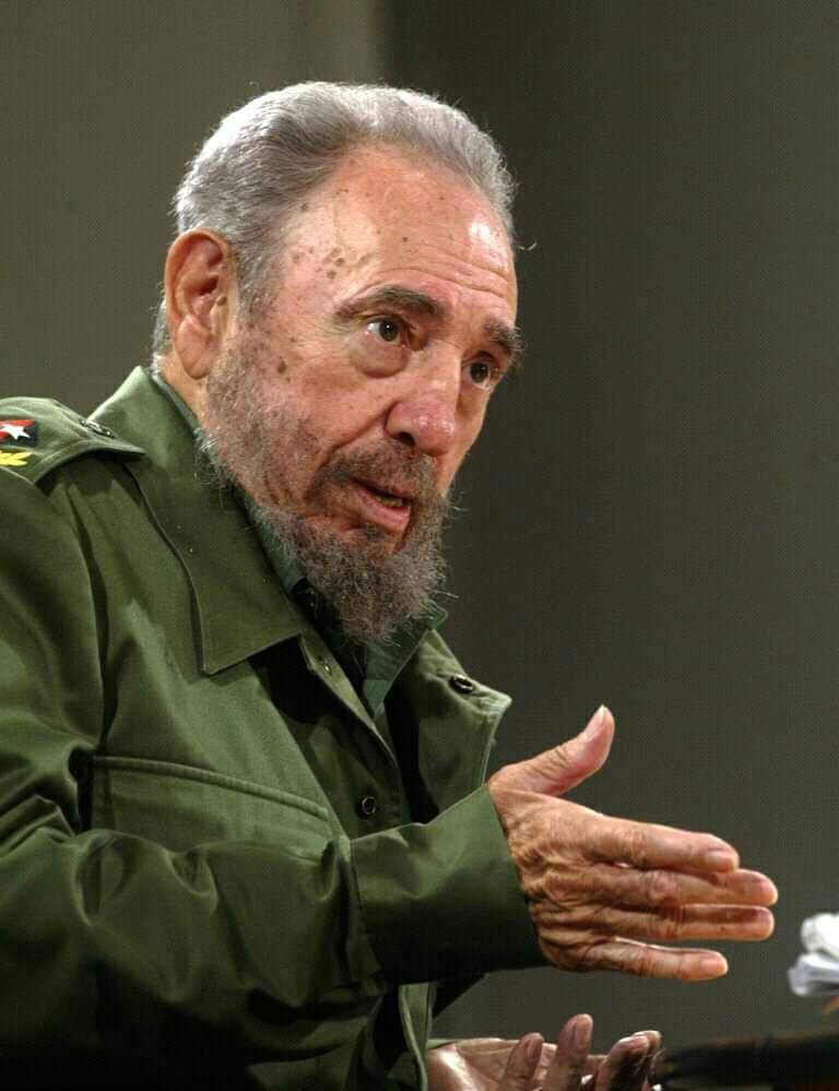 nataliauci16's tweet photo. 《Hay gente que no sabe distinguir entre el enemigo y el amigo, y ni siquiera sabe distinguir entre el enemigo y la persona que no es ni amigo ni enemigo, pero el deber de la Revolución no es convertirlo en un enemigo, sino en un amigo y en un revolucionario》#Fidel. #Cuba 🇨🇺 https://t.co/yuNWqhAYrK