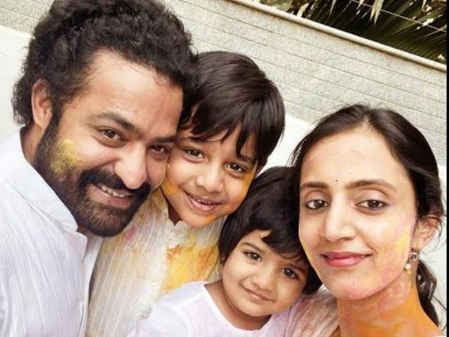 SudheeR_NTR_'s tweet photo. పెళ్లి రోజు శుభాకాంక్షలు ❤️
@tarak9999 అన్న #pranthi గారు
.               రాముడు ❤️సీత https://t.co/I3xIiSxzaq