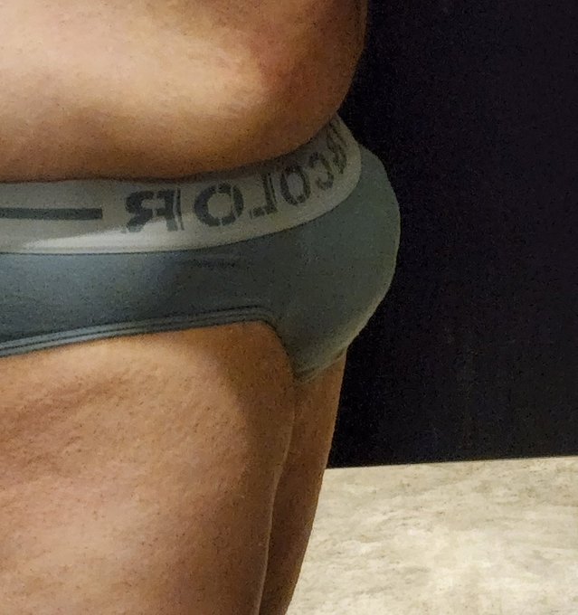Mmm m that bulge who wants to come play with it? https://t.co/cqWEE3bDsp