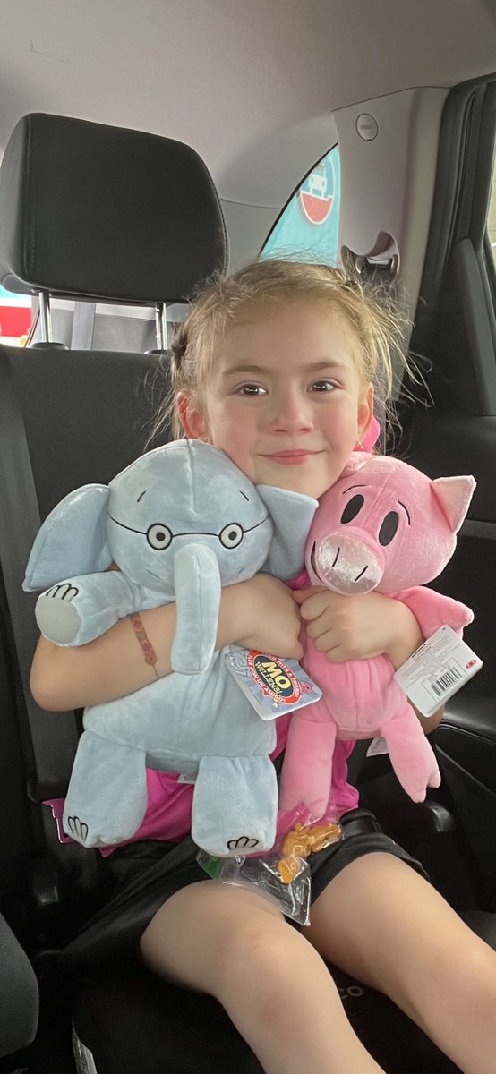 VEllyson10's tweet photo. Thank you for @Yargueta1 for making her day!! She has become the biggest @MoWillems fan now that she can read the books to us!
#KinderReader @Bulldog_Library https://t.co/MCA82FHtKS