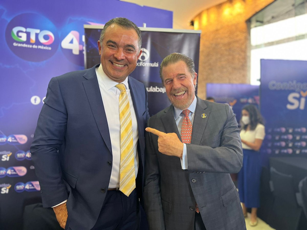 RosanoffCarlos's tweet photo. 4to informe de Gobierno @diegosinhue platicando con @JuanHernandezS Secretario en @MigranteGto #higlifeleon #highlifeexperience https://t.co/petK8vkSvD