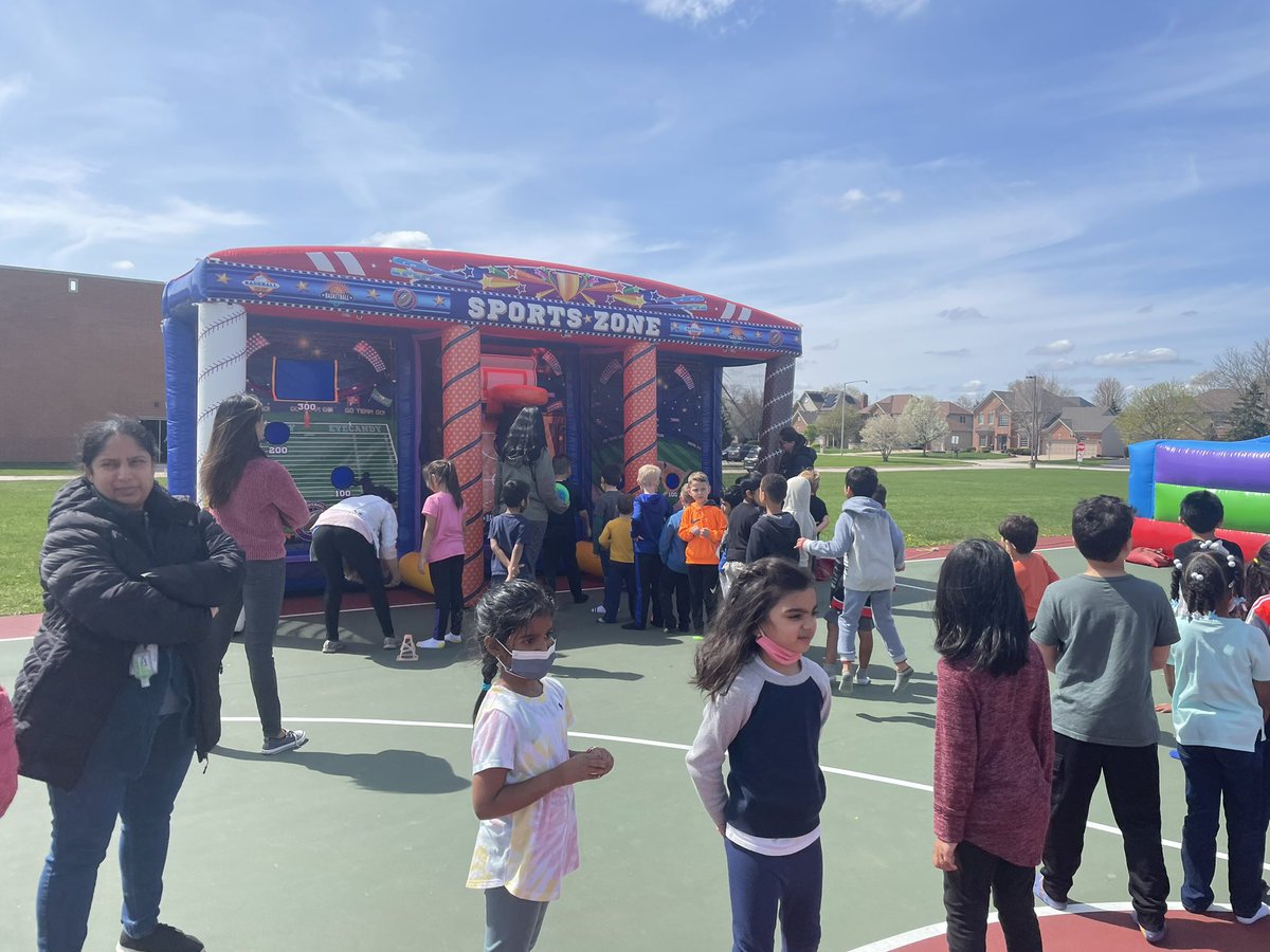 Ms_Chernitska's tweet photo. Day of Awesomeness at Fry! We had an “awesome” time! #ipsd204 https://t.co/ydA9lCjL33