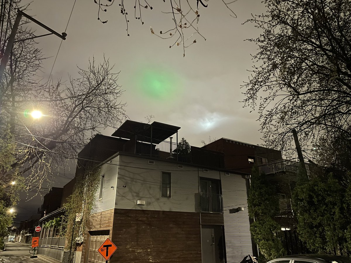 normtech's tweet image. Il y a du vert dans le ciel à #Montréal #Plateau en regardant du côté sud quelqu’un sait ce que c’est ?