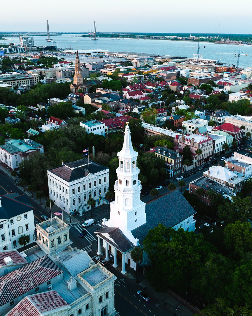 Charleston at sunset 🌅
•
#charleston #charlestonsc #explorecharleston #photography #drone #sunset #downtown #stmichaels #explore #create #travel