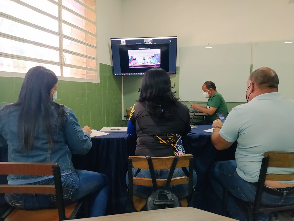 Aymaraguiar's tweet photo. @MPPEDUCACION || Vídeoconferencia de trabajo con nuestra Min. @_LaAvanzadora para desarrollar el Plan Nacional de Reforestación 2022-2023 "Bachilleres por la Vida" con la finalidad de promover nuevamente la educación ambiental en los estudiantes @NicolasMaduro @rafaellacava10 https://t.co/f0s1pB4wGO