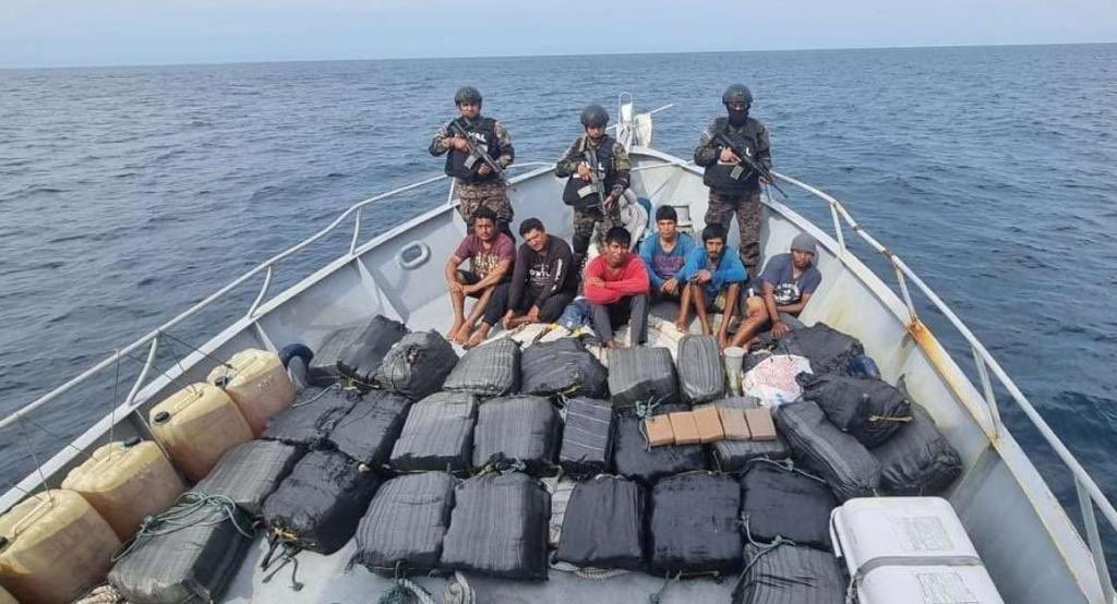 Este día, nuestra Fuerza Naval ha realizado otra incautación de droga.

A 310MN (574km) al sur de La Concordia.

Interceptaron una lancha con 6 mexicanos abordo y 800 kilos de cocaína, valorados en 20 millones de dólares. 

#PlanControlTerritorial