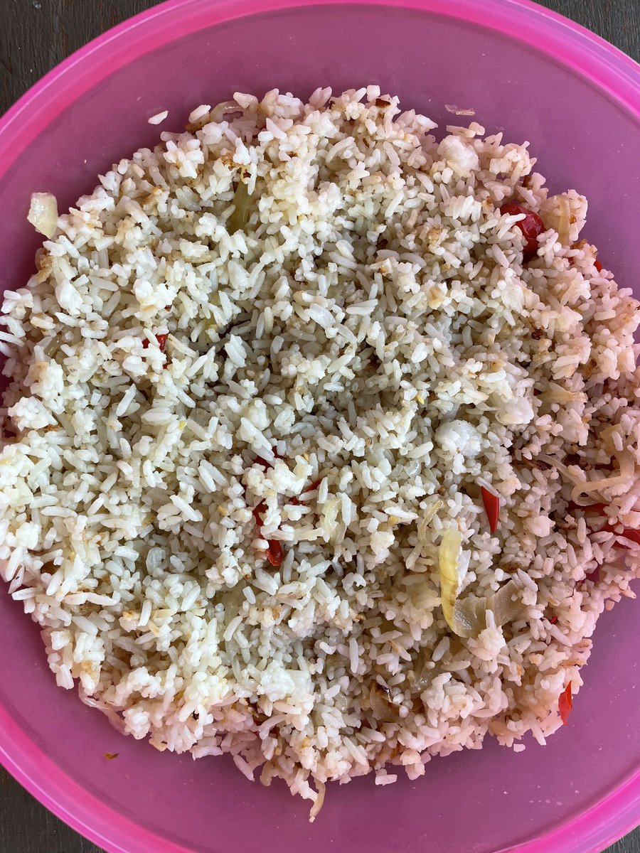 ahmadmaslan's tweet photo. Sarapan terakhir,
(Buat sementara waktu).
Di #Petrajaya #Kuching #Sarawak.
#NasiAruk @ #NasiGoreng (bawang merah/putih, cili, #IkanBilis, minyak #sawit, garam & perisa).
#SambalBelacan
#Tepus (ulam unik Sarawak)
Ikan #TerubukMasin yg famous itu.
Nyaman gilak👌 (enak sangat) https://t.co/GBIS8HBZSv
