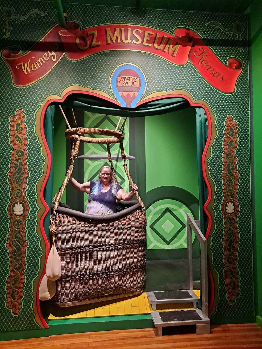 AmyUccs's tweet photo. I'm outta here! Going back to... wait... this IS Kansas!!! https://t.co/DG0jg5Jg7q
