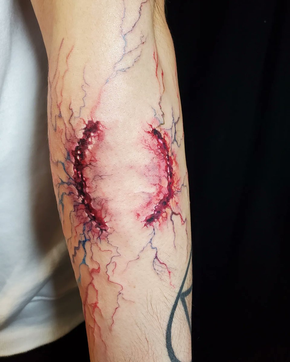 いつも面白いモチーフのお客さん、ゾンビに噛まれてついに感染(というお題)。治ったら血管の辺りの色とか皮膚の下に入っていってかなり良い感じになりそうです。  #刺青 #tattoo #タトゥー #歯形 #ゾンビ #Zombie, image size:960x1200