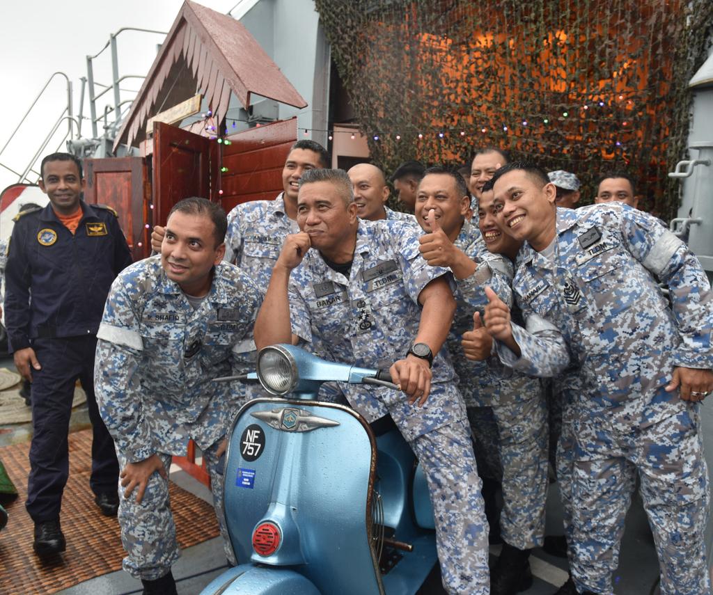 Kunjungan Seribu Kenangan Aidilfitri pada Hari Raya Pertama di Perbatasan bersama Timbalan Panglima Tentera Laut, Panglima Armada Barat dan Panglima Wilayah Laut 3. 

Terima kasih Yang Berbahagia Dato'.

<a href="/ARBA_My/">ARBA_RMN</a>
<a href="/emmryshahril/">Emmry Shahril</a>
<a href="/nizambahari/">MOHD KHAIRULNIZAM</a>
<a href="/tldm_rasmi/">Royal Malaysian Navy</a>
<a href="/MPA_Barat/">HQ Western Fleet</a>
<a href="/NavyTheBest1/">NavyTheBest</a>