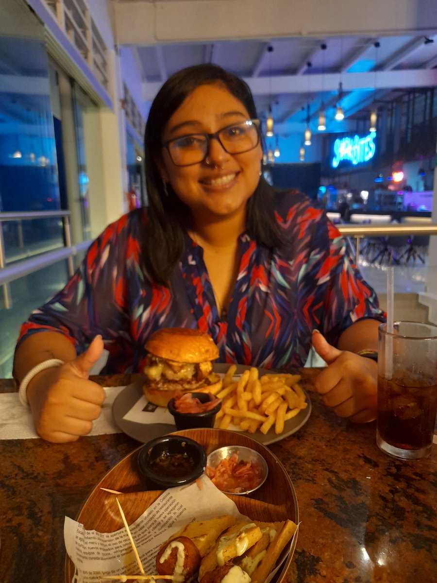 Suumartinez3's tweet photo. Solo quería recordarme que me gustan las hamburguesas monstruosas, anexo pruebas. 😂 https://t.co/AD0NJpLN0R