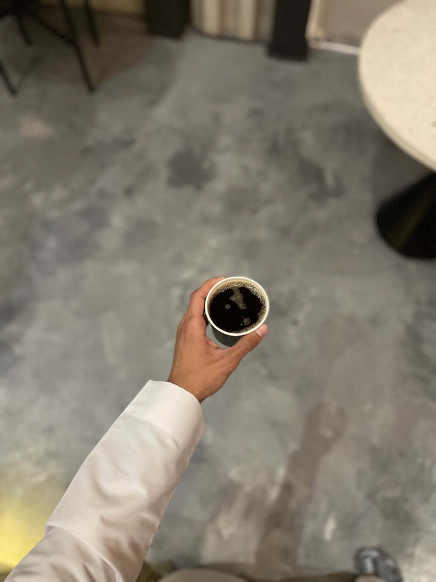Whomjeed's tweet photo. إني أُطيلُ حديثنا إذْ يبتدي
وأنا بطبعي لا أُطيلُ كلامي
استنطِقُ المعنى بِآخرَ بَعدهُ
وأزيدُ كي أروي ظَمَا أيامي https://t.co/USofdusIJP