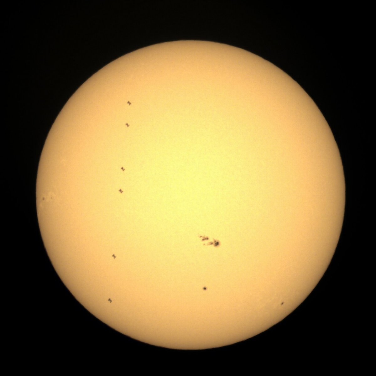 saga_space's tweet photo. 今朝7時34分頃、太陽を通過する国際宇宙ステーション（ISS）を当館の太陽望遠鏡で撮影しました！画像は6枚を合成���た物です。拡大してみるとISSの形がしっかり分かります。通過時間は1秒弱とあっという間の出来事でした。
※太陽を見るときは専用の遮光版を使いましょう。直接太陽を見ないように。 https://t.co/XBotsR2w1A