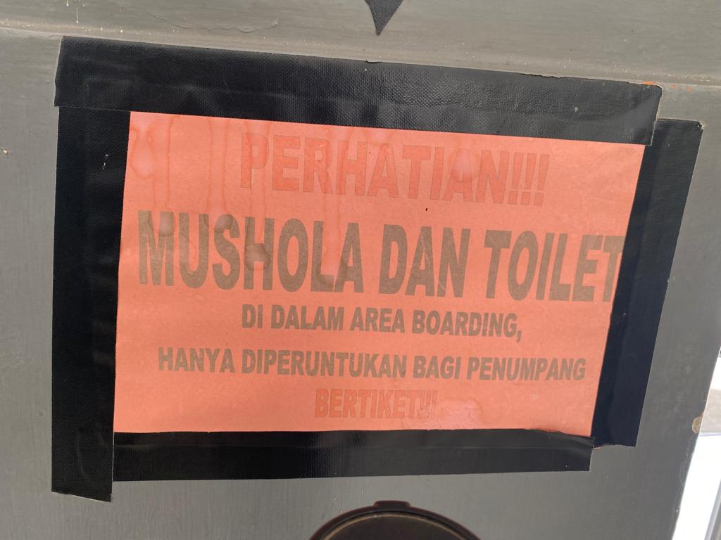 andrianigong's tweet photo. Stasiun Bumiayu pelayananya kurang, masa toilet buat pengunjung ga ada, toilet dan mushola hanya untuk yg bertiket.@jokowi @kemenhub151 @BudiKaryaS @ganjarpranowo @fadjroeL @KAI121 https://t.co/u9WBqzyt56
