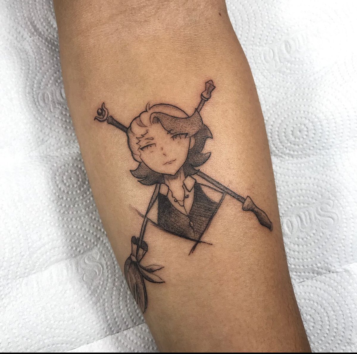 ilymsboo's tweet photo. A uns dias meu amg pediu pra eu fazer o design de uma tatuagem inspirada na Amanda de little witch academia

Hj ele me manda as fotos do resultado e eu tô completamente apaixonada https://t.co/4NuoBlGuRp