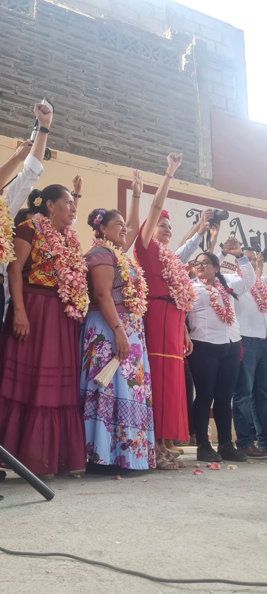RogeliaGLuis's tweet photo. El día de hoy en #LaGiraDeLaEsperanza en La Villa de #SanBlasAtempa acompañando a nuestro candidato a Gobernador @salomonj #YaVieneLaPrimaveraOaxaqueña un gran evento @AntoninoMorales seguimos construyendo la #4Transformación en nuestro #Oaxaca #SinMujeresNoHayDemocracia https://t.co/ILpBZ209sU