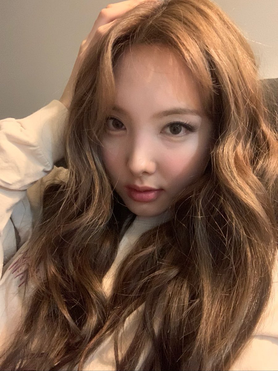 imnayeonarchive's tweet photo. The prettiest woman ALIVE https://t.co/HoH9bloBB9