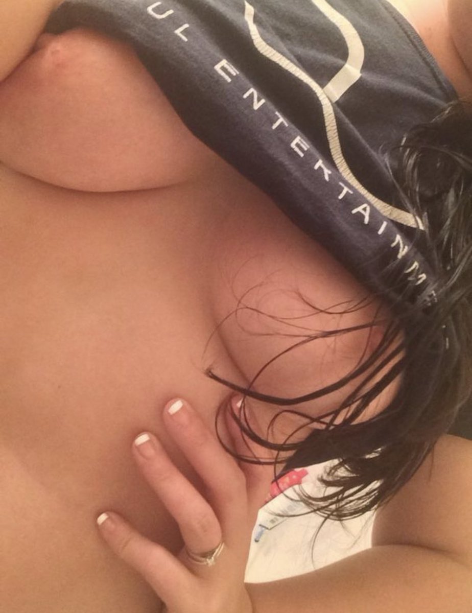 MrMrsfuntimes's tweet photo. Shower pics of the wife https://t.co/MTekX0LjST