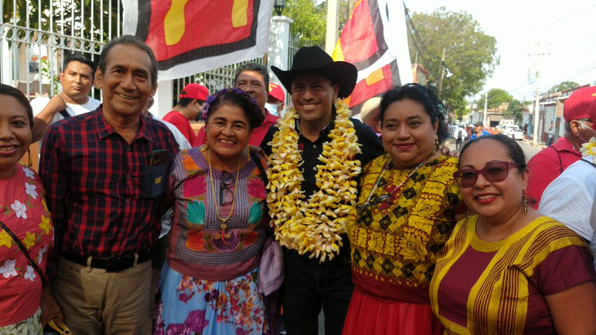 RogeliaGLuis's tweet photo. Sin duda en esta #GiraDeLaEsperanza nos encontramos con grandes amigos un gusto saludar el día de hoy a  @lopezneliolenin  #OctavioMorales seguimos construyendo para consolidar la #4Transformación en nuestro #QueridoOaxaca @salomonj #SinMujeresNoHayDemocracia https://t.co/PeRyrmrvMM