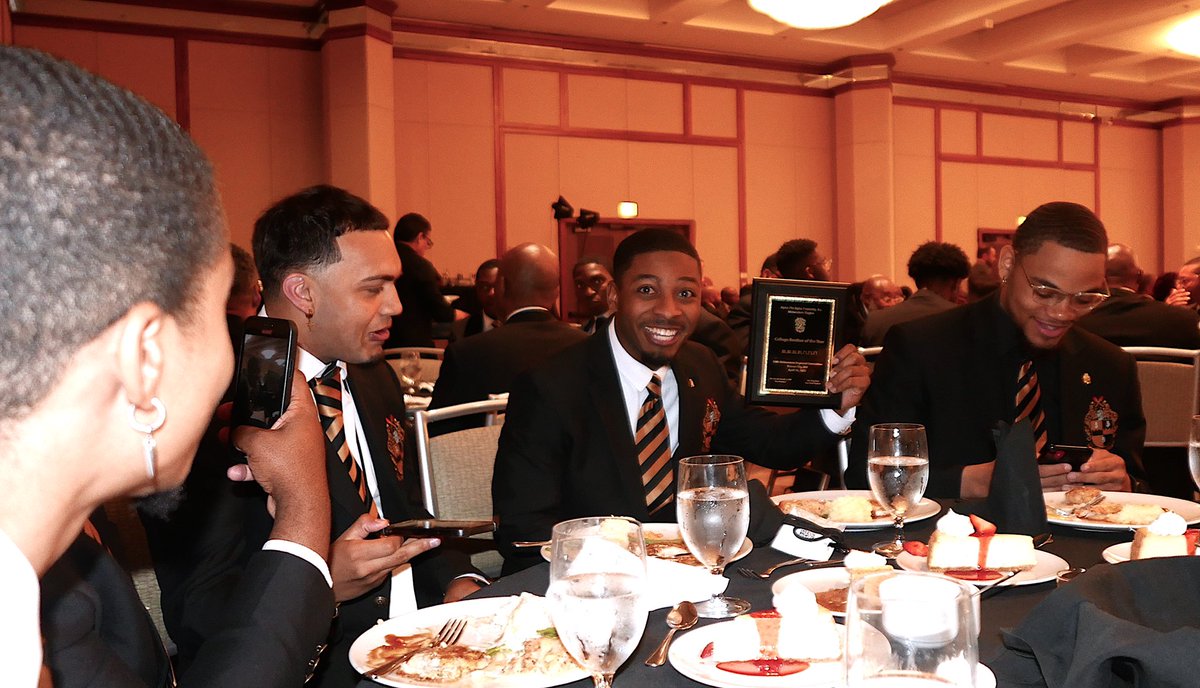 Theta1910's tweet photo. Run it back!

Congratulations to THETA on winning the 2022 Midwestern Region Outstanding College Chapter of the Year! The first since 2005!

Shout out to Bro. Demetrius Johnson Jr. (SPR 19) for winning the 2022 Midwestern Region College Brother of the Year! 

#ThisIsTheta 🤙🏾 https://t.co/2Ix8bfUu1Z