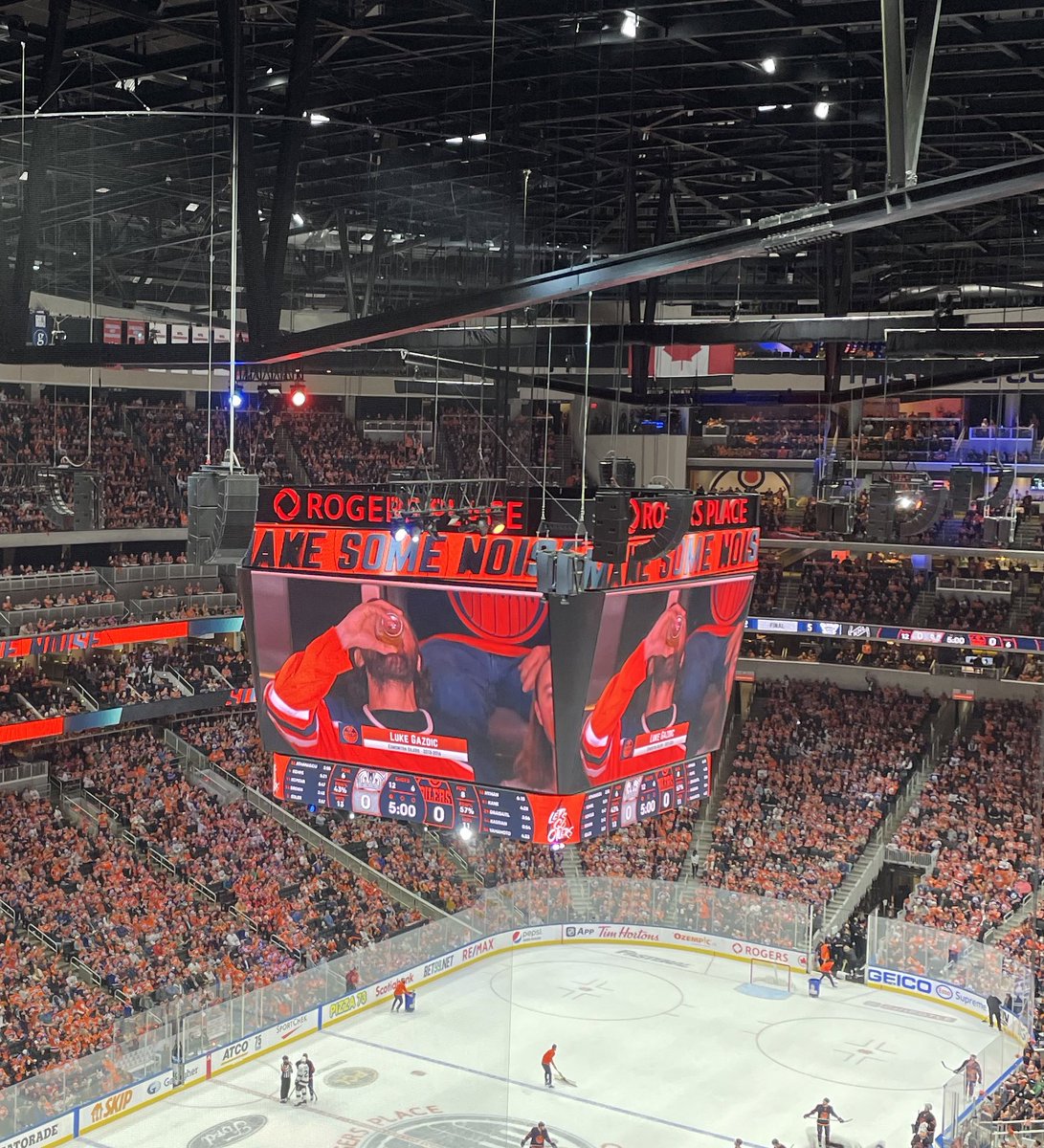 kennedystrash's tweet photo. Luke Gazdic chugging a beer on the jumbo ton. my hero https://t.co/9a0TAhqetR