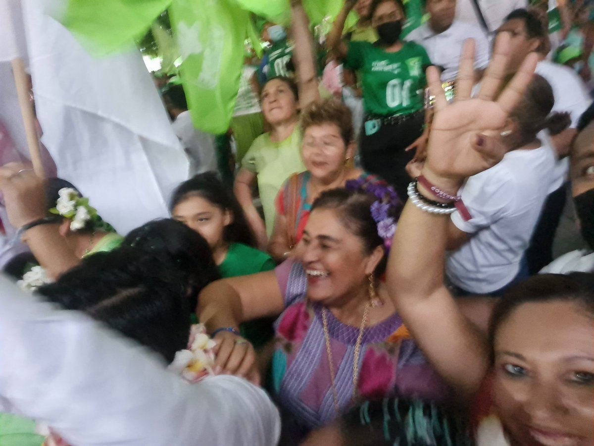 RogeliaGLuis's tweet photo. Seguimos en #LaGiraDeLaEsperanza en #SantaMaríaXadani con @salomonj nuestro Candidato a la Gubernatura de nuestro Bello #Oaxaca sin duda #YaVieneLaPrimaveraOaxaqueña seguimos construyendo la #4Transformación #SinMujeresNoHayDemocracia https://t.co/QVNC0gzTF2