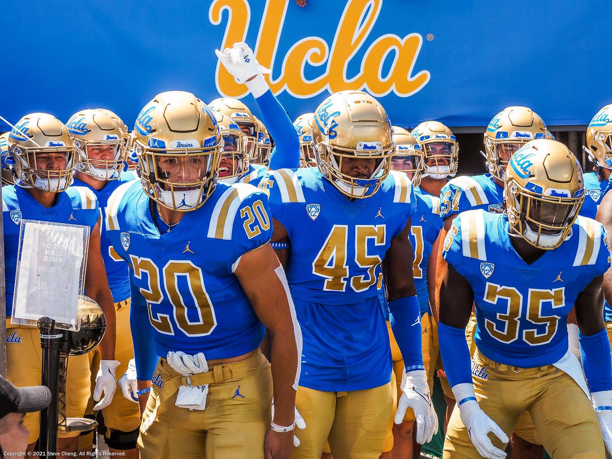 playmakerU's tweet photo. Best uniform in College Football⬇️ I’ll start https://t.co/mZqhEiFIDj