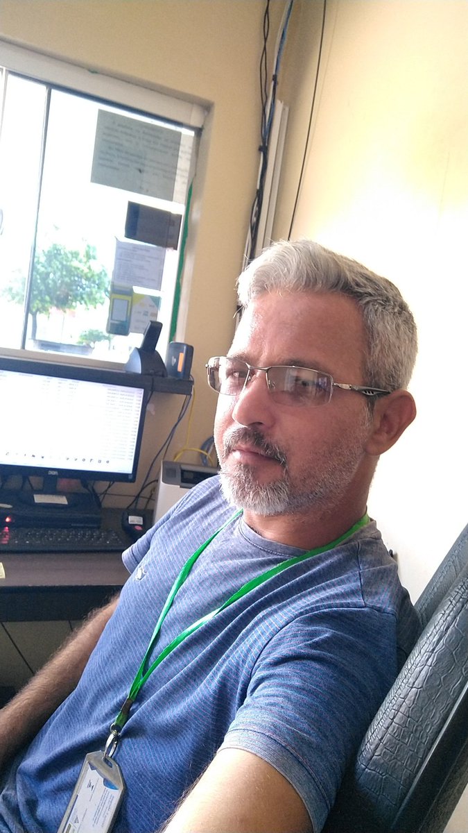 A barba tá feia pra caralho, tirar ou modelar? E ainda quase toda branca 😁