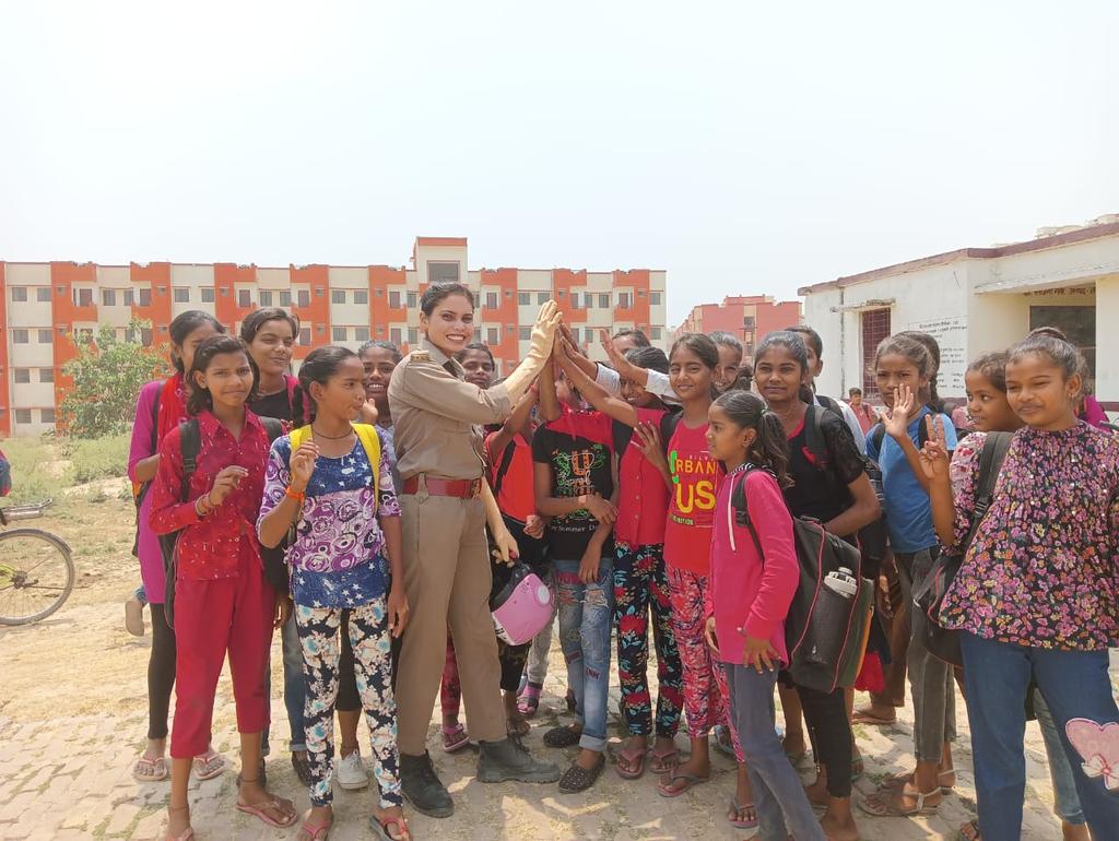 pssgclkw's tweet photo. Our pink scooties make sure that girls feel safe when they come and leave school . Naari suraksha, naari samman ke liye sadaiv tatpar Sushant Golf City police station 🙂🙂 @Uppolice @112UttarPradesh @LkoCp @LoJcp @lkopolice https://t.co/nwA3zbovYu