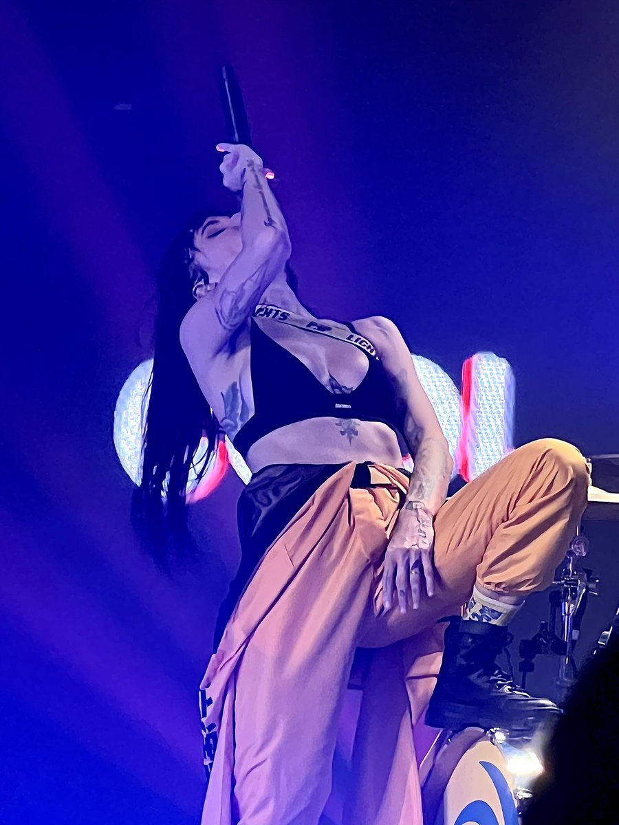 shanshann94's tweet photo. My favorite shot I got tonight β€οΈππ @lights #BabyImBackTour https://t.co/oqG5qccTP2