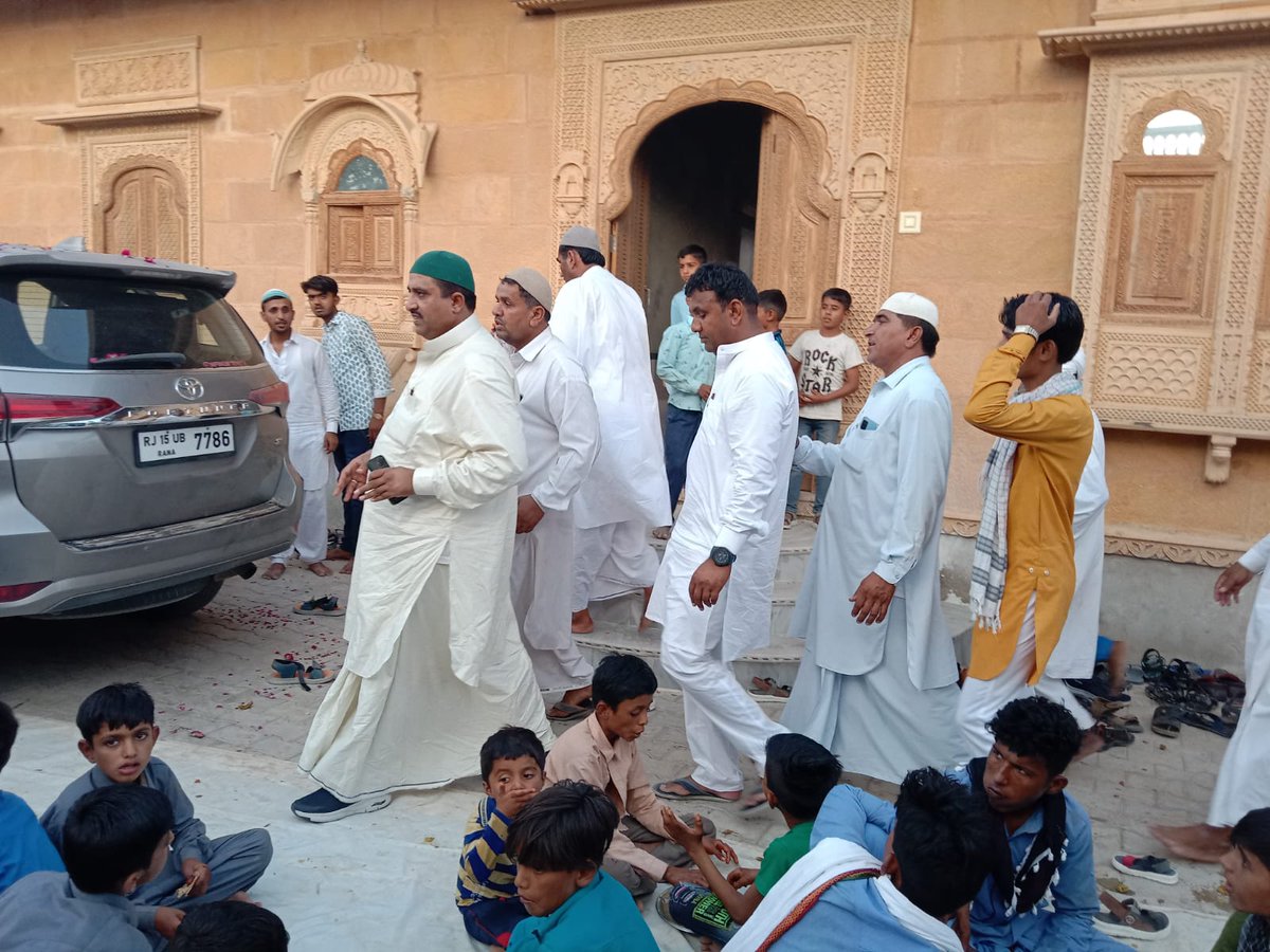 ShaleMohammad_'s tweet photo. कल मोहनगढ़ में आजम खान जी सांवरा के यहां आयोजित ईद मिलन समारोह मे शिरकत कर सभी को ईद की मुबारकबाद दी। https://t.co/HdhvKHu7qs