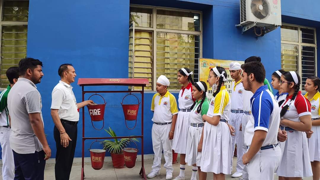DCMPresidency's tweet image. To understand the importance of fire prevention and to be a fire-safe place, students of #Exigency #Club  were informed about Smoke Detectors, Fire Alarm ,Fire Extinguisher ,Fire Devices, Fire exits etc. on the occasion of #Fire #Fighters #Day .
#DCMP #bestschoolinludhiana