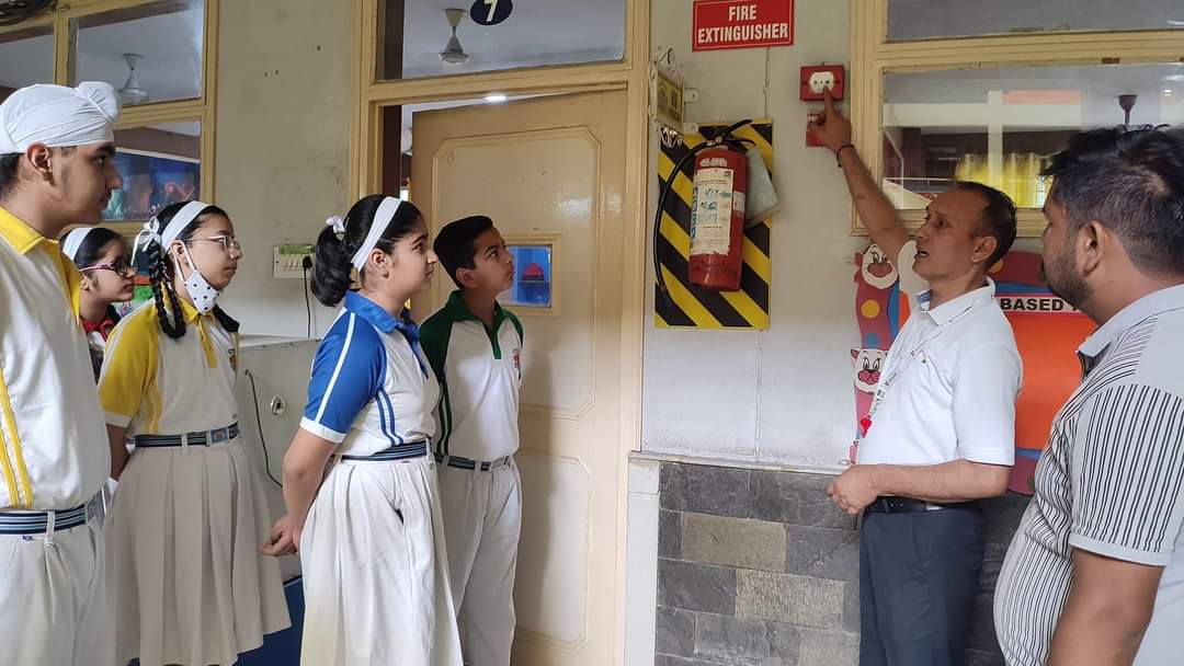 DCMPresidency's tweet image. To understand the importance of fire prevention and to be a fire-safe place, students of #Exigency #Club  were informed about Smoke Detectors, Fire Alarm ,Fire Extinguisher ,Fire Devices, Fire exits etc. on the occasion of #Fire #Fighters #Day .
#DCMP #bestschoolinludhiana