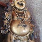 【爆笑】布袋様(置物)にグラサン掛けたらめちゃくちゃ似合ってて草