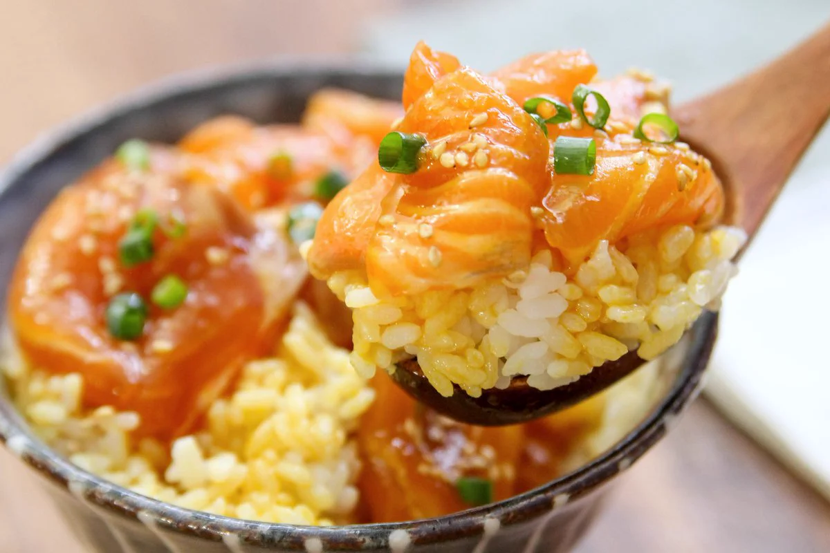 濃厚でびっくりするくらい美味しい仕上がりになる？！サーモンのお刺身のとっても美味しそうな食べ方！