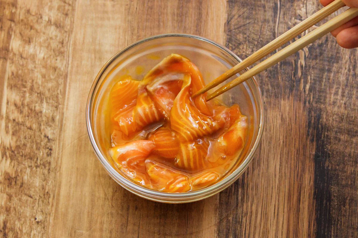 濃厚でびっくりするくらい美味しい仕上がりになる？！サーモンのお刺身のとっても美味しそうな食べ方！