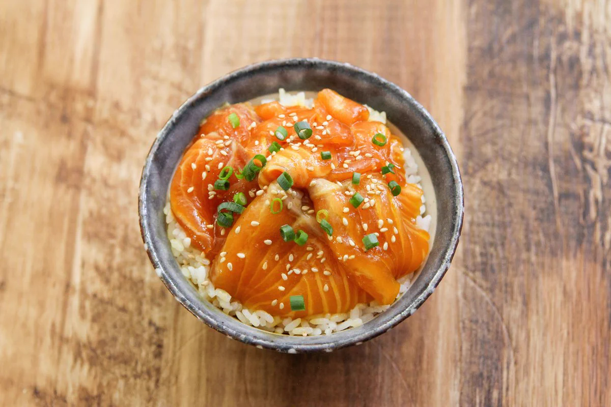 濃厚でびっくりするくらい美味しい仕上がりになる？！サーモンのお刺身のとっても美味しそうな食べ方！