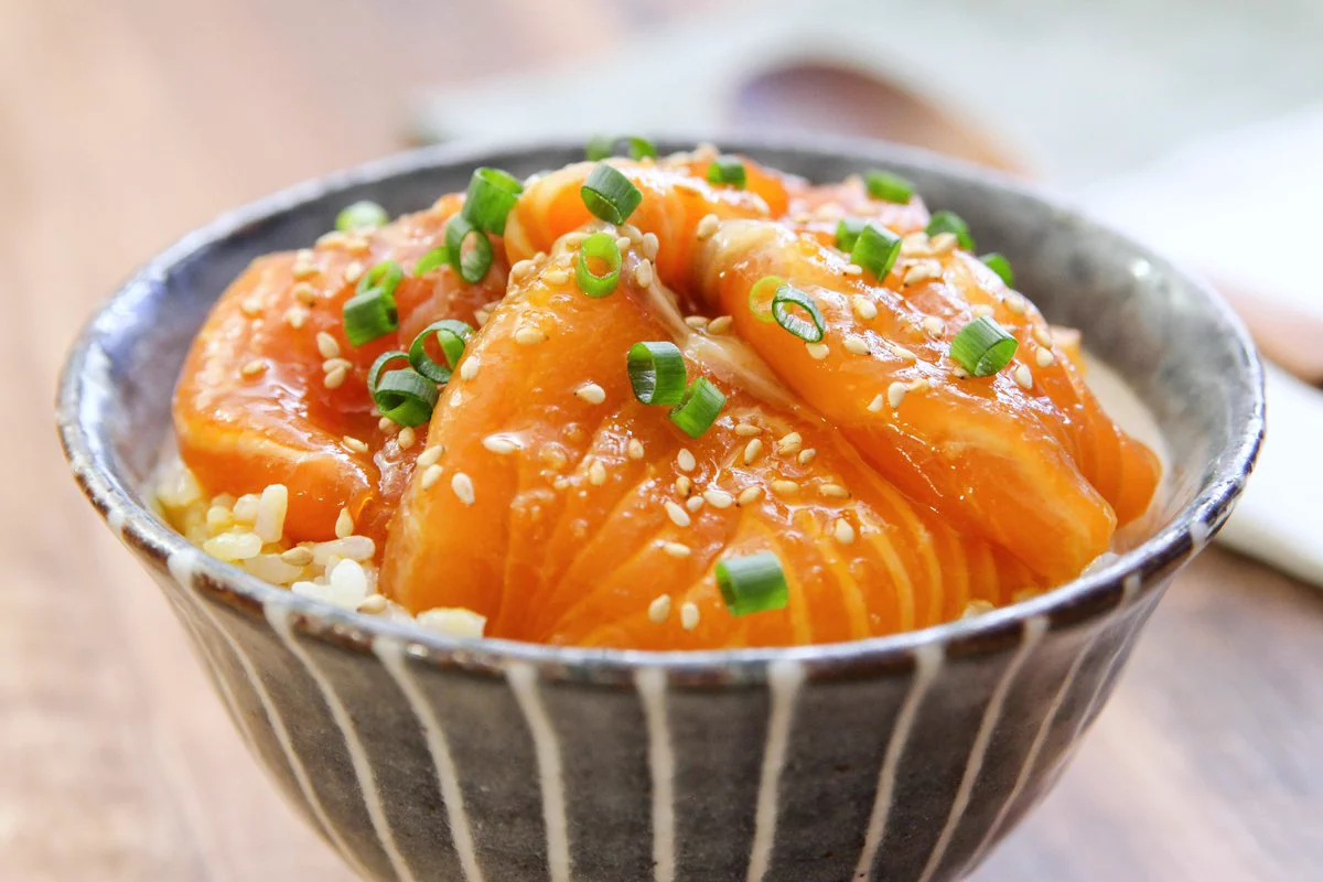 濃厚でびっくりするくらい美味しい仕上がりになる？！サーモンのお刺身のとっても美味しそうな食べ方！