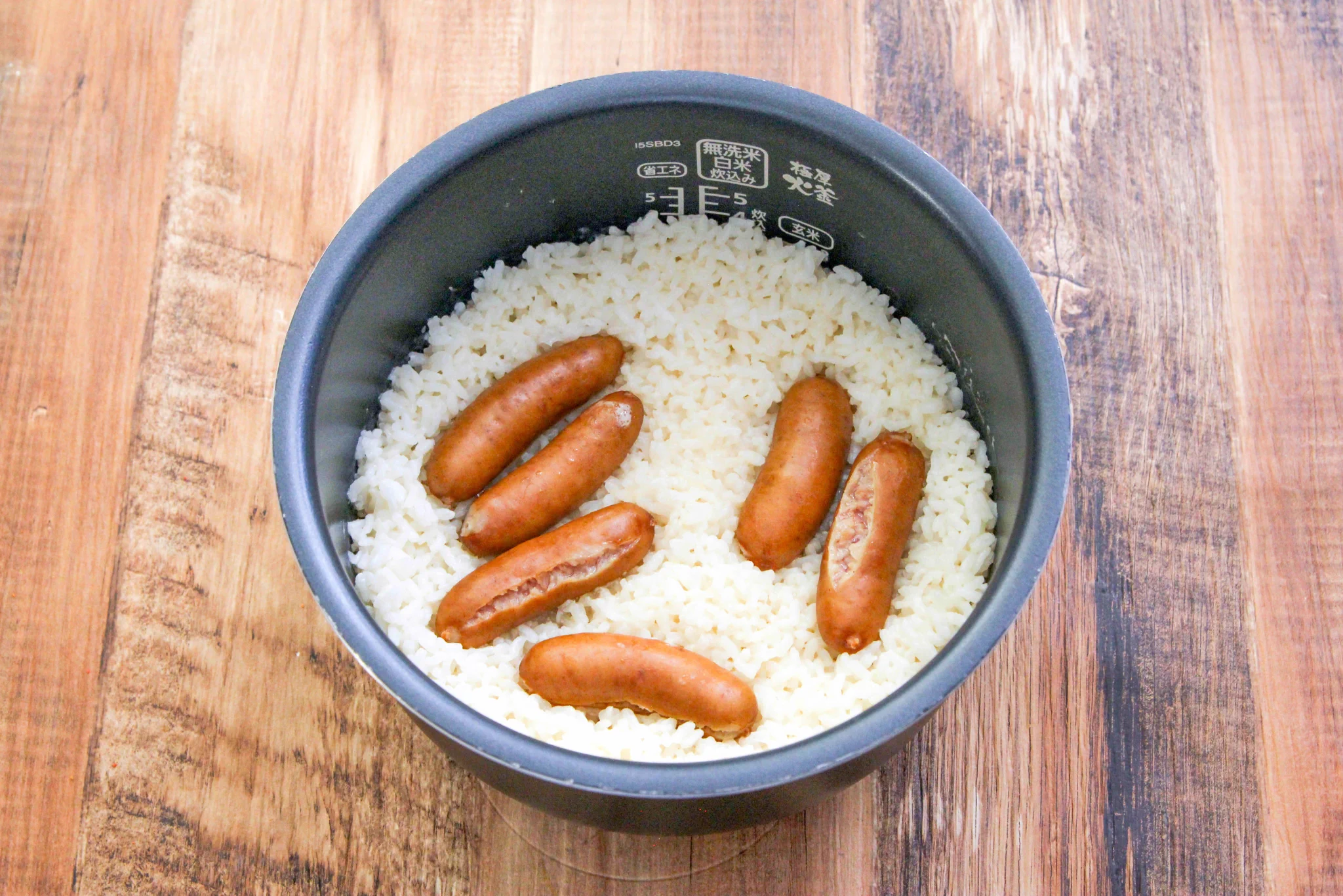 2合分作っても、あっという間に消えてゆく？！ソーセージを使った「炊き込みご飯」レシピ！