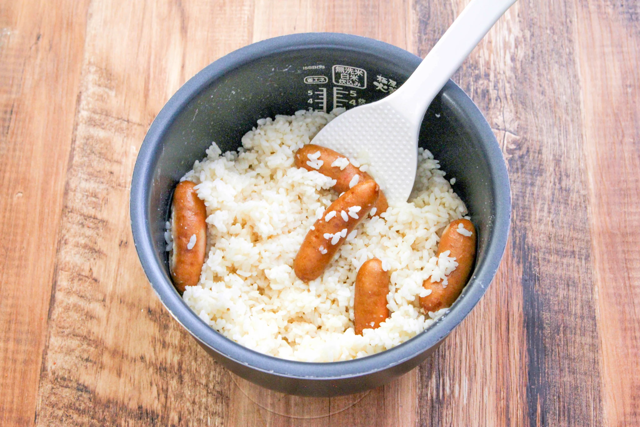 2合分作っても、あっという間に消えてゆく？！ソーセージを使った「炊き込みご飯」レシピ！