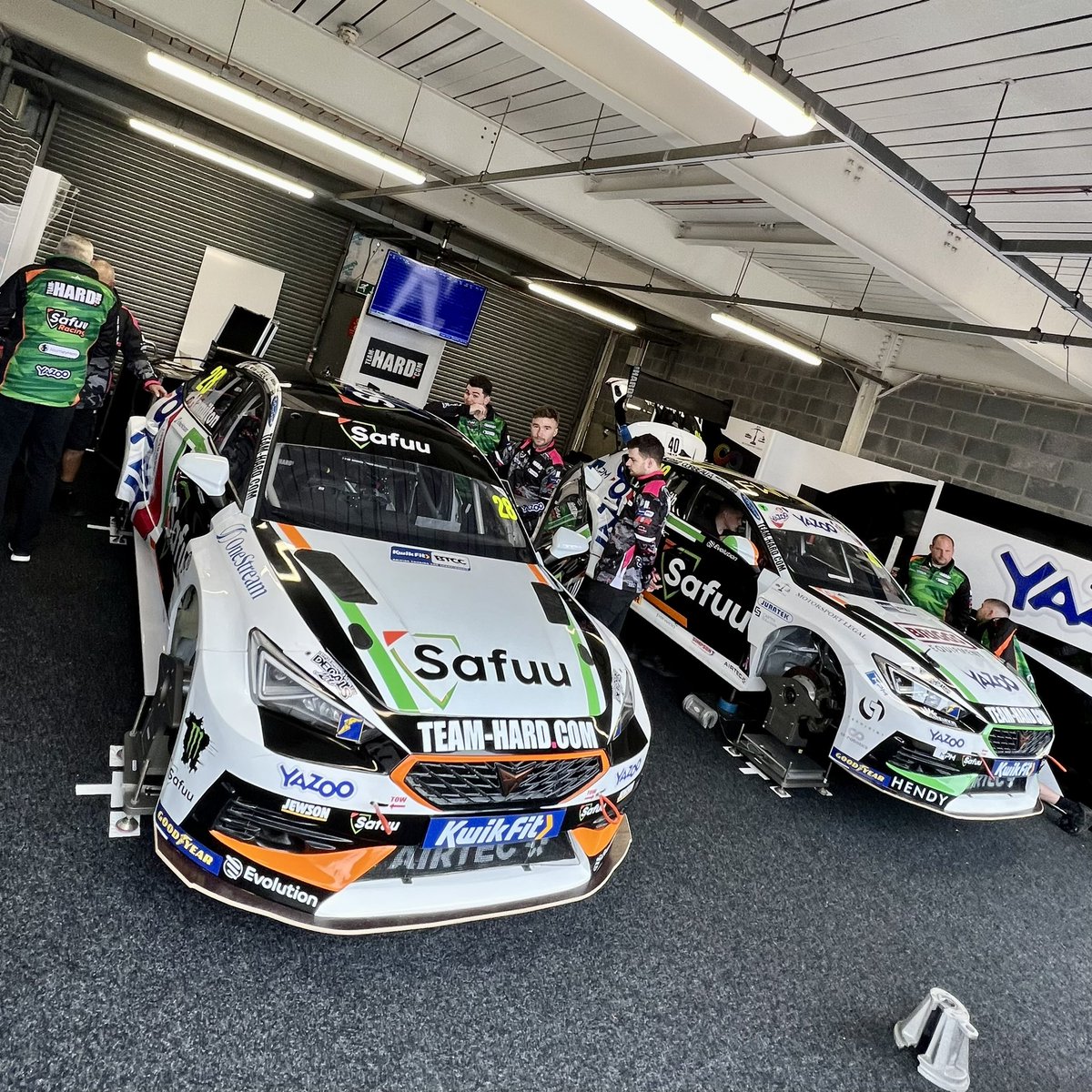 Today is going to be a good day 💚🧡 #SRT #SafuuRacing #TeamSafuu #BTCC #Nicolas28 #Aron40 #DoningtonPark @nicolashamilton <a href="/AronTaylorSmith/">Árón Taylor-Smith</a>