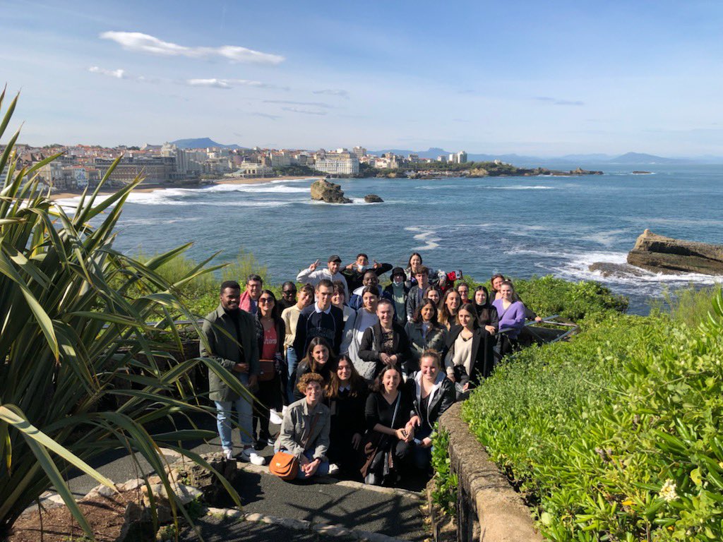 ramajomp's tweet photo. Les @BTSTourismeAuch du @LyceePardailhan ont organisé une journée d’étude au #Pays-Basque.Balade sur les traces d’Eugénie l’Impératrice,visite de l’hôtel Regina Biarritz pour admirer l’architecture du patio,dégustation de pintxos à Hondarribia:de beaux souvenirs https://t.co/C03IoCujFb
