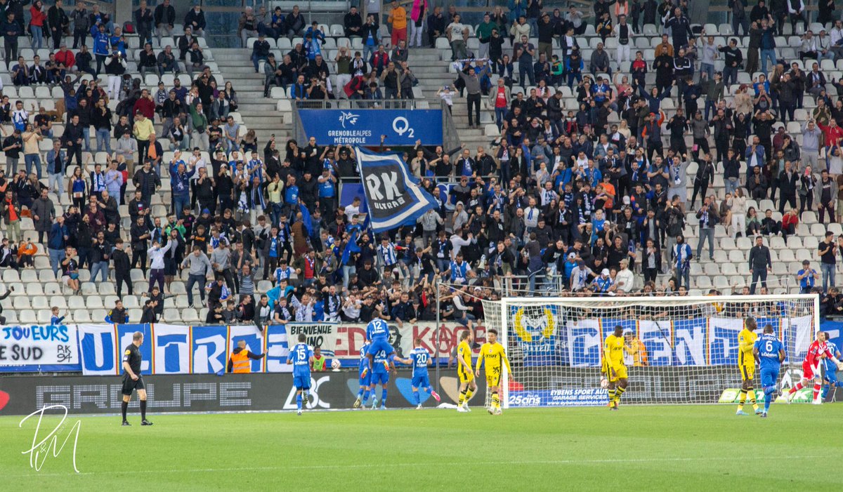 BNE_PX's tweet photo. Un match pour le maintien, victoire du @GF38_Officiel face au @VAFC 3.0. 
"Côté tribunes"
Une dizaine de supporters visiteurs @UltrasRoisters présents https://t.co/OAlyoJbujO