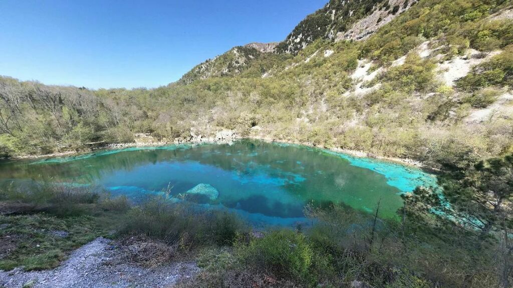 MotogiriItalia's tweet photo. Il #lago di Cornino, la cui #limpidezza è dovuta alle #risorgive, si trova a Forgaria nel #friuli sulla destra del fiume Tagliamento lungo la provinciale che porta a Trasaghis #udine #friuliveneziagiulia
.
#italia #italy #lake #alpinelake #alps #alpi https://t.co/XMNJlXxIR8