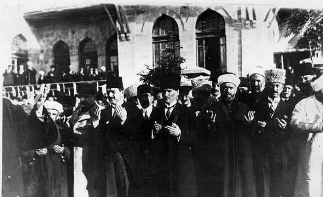 1920 - Türkiye Büyük Millet Meclisi açıldı ve ilk kez toplandı.