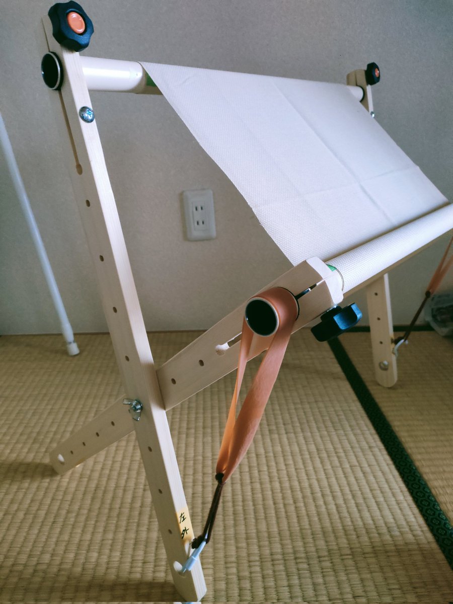 yukin_stitch's tweet photo. 2ヶ月位前に新しいスクフレを購入しました🤭布が斜めになるよう特注で作ってもらいました❗横棒はホームセンターで安く買えて、しかも穴開けたりの加工無しでそのまま使える便利物。60センチの棒でしっかりガッツリ緩む事なく張れてます。
これでミラビリア始めます!
#スクフレ #Milabilia https://t.co/EPBHvAO4dB