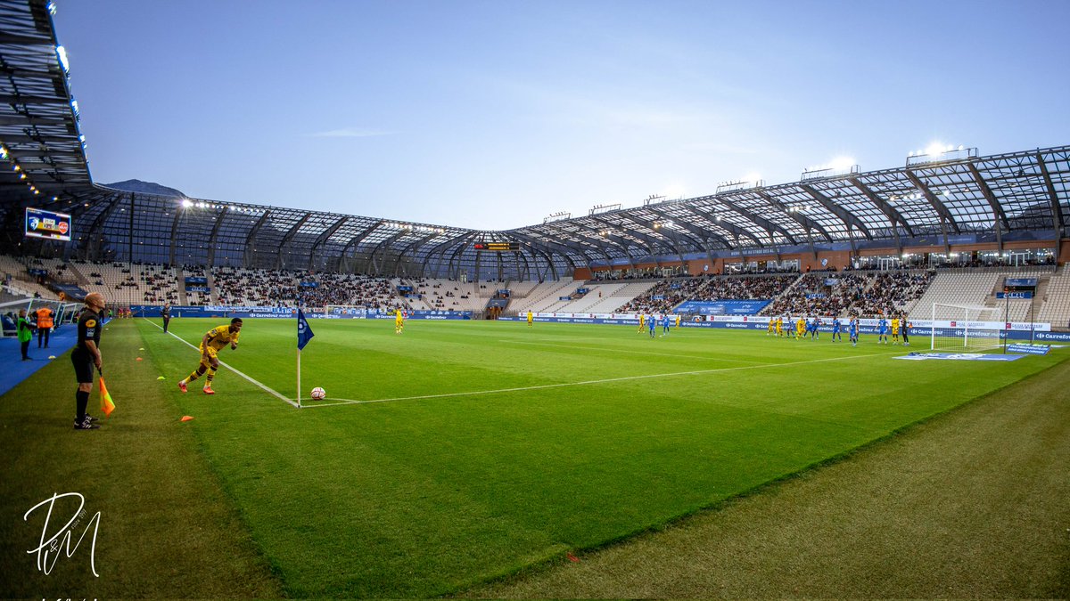 BNE_PX's tweet photo. Un très beau stade au pied des Alpes 
@GF38_Officiel @VAFC @Ligue2BKT https://t.co/jDZeyyulRe